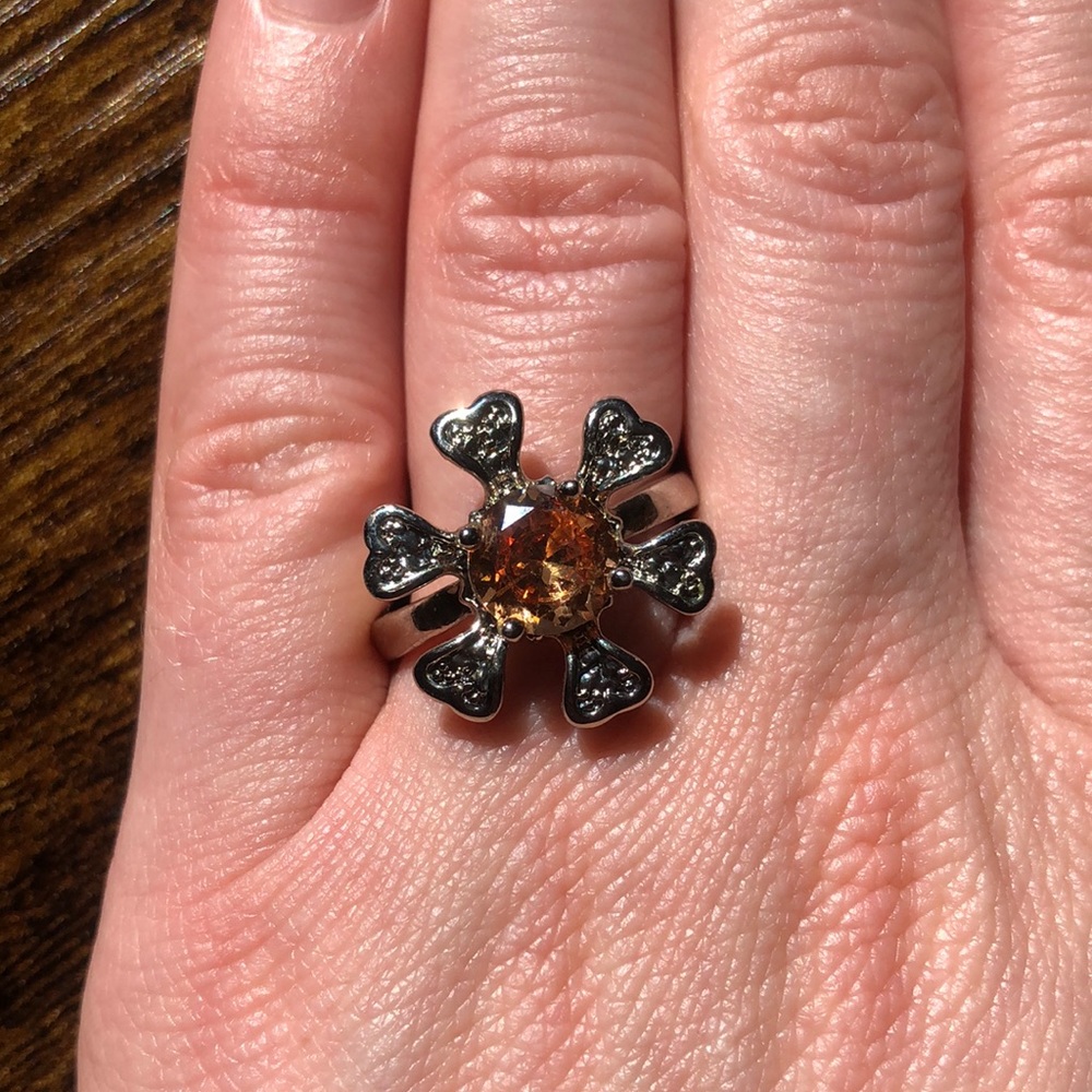 BOGO NWOT Daisy costume jewelry ring, size 8 - Picture 2 of 4